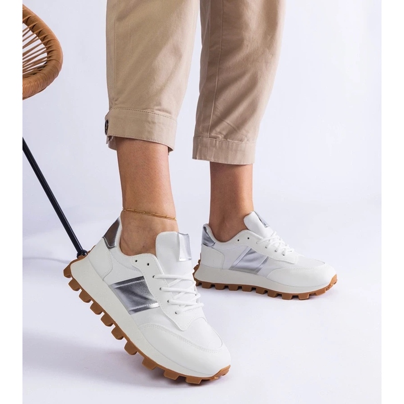 D/CEO Tênis brancos com um protetor de restos visíveis 2 D/CEO Tênis brancos com um protetor de restos visíveis 2