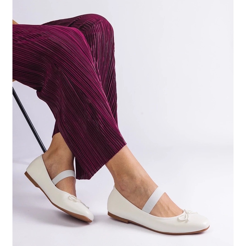 D/CEO Bailarinas brancas com uma faixa elástica e um arco decorativo de Newton branco 2 D/CEO Bailarinas brancas com uma faixa elástica e um arco decorativo de Newton branco 2