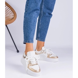 D/CEO Tênis brancos e dourados na plataforma IVALDA 2