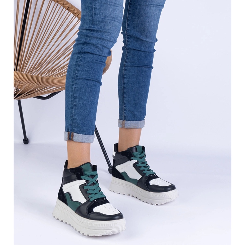 Tênis esportivos femininos em preto e branco na plataforma 1