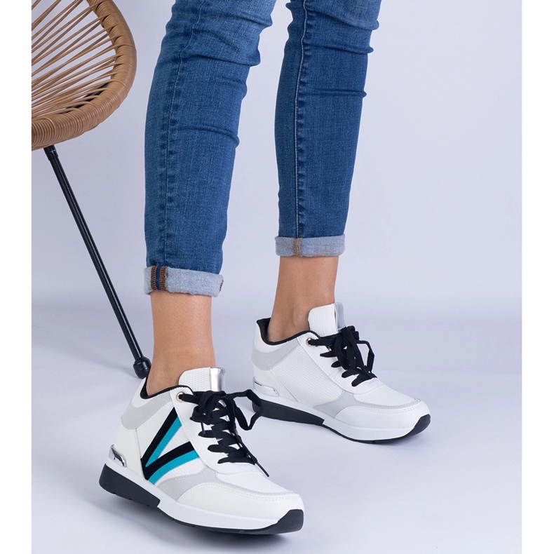 Tênis de mulheres brancas em uma cunha escondida branco 1