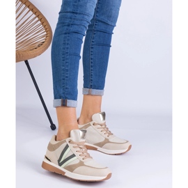 Tênis femininos bege em uma cunha escondida 1