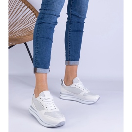 Tênis branco feminino na plataforma 1