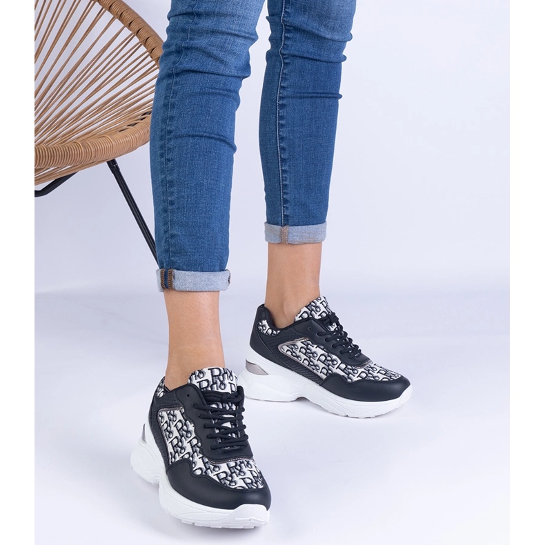 Tênis esportivos de mulheres negras com uma inserção metálica preto 1