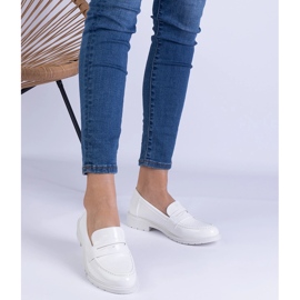 Sapatos brancos de mulheres pintadas 1