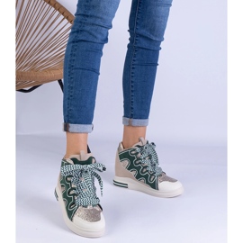 Tênis verdes com cadarços grossos e glitter 1