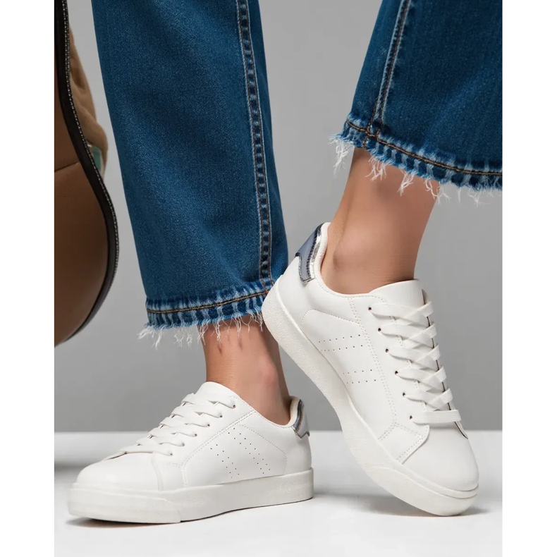 Os tênis femininos são prateados prata 2