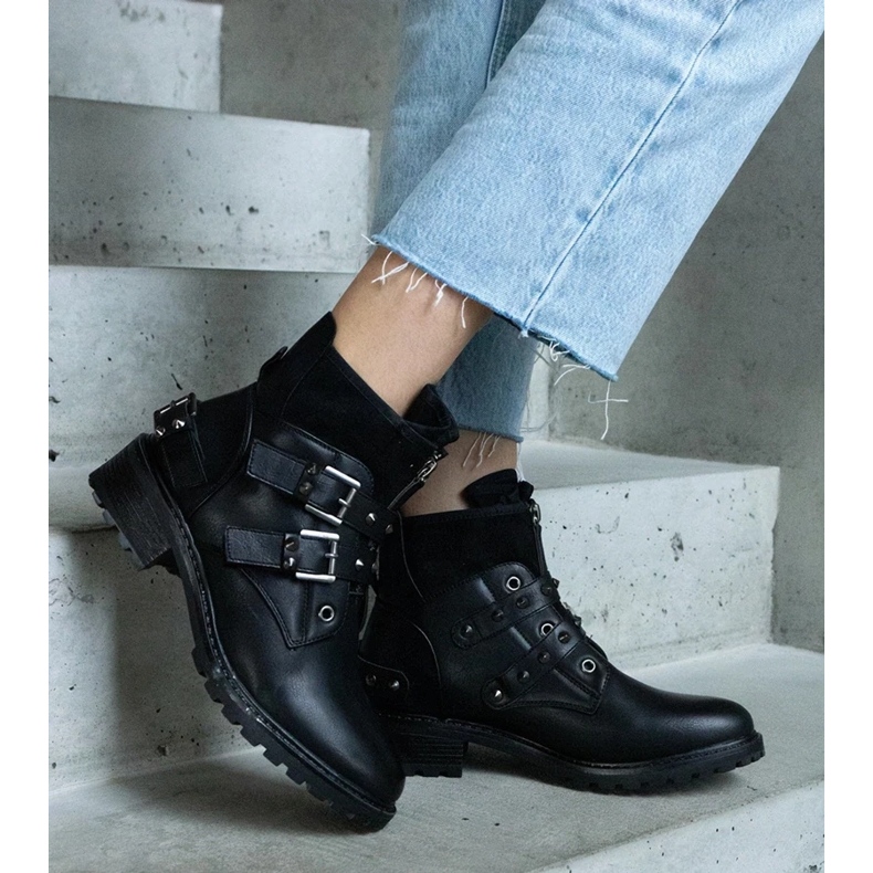 D/CEO Botins pretos decorados com tachas e salto baixo da Neffa 2