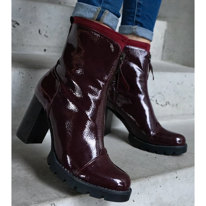 D/CEO Botins envernizados cor de vinho decorados com fecho Tiri vermelho 2 D/CEO Botins envernizados cor de vinho decorados com fecho Tiri vermelho 2