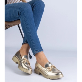 Sapatos clássicos dourados com decoração dourada 1