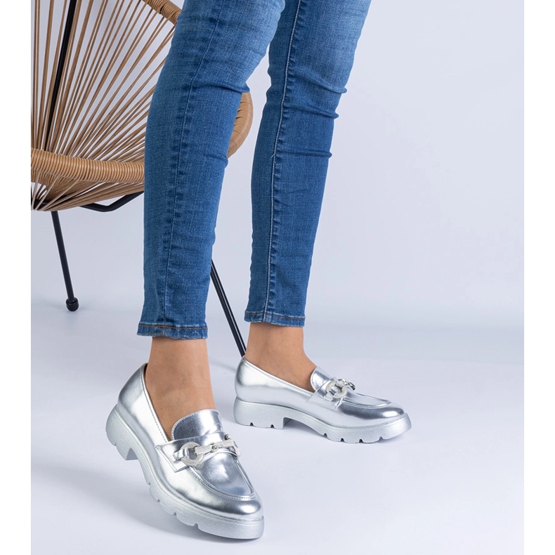 Sapatos clássicos de prata com um ornamento 1