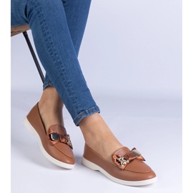 Mocas marrons decorados com um arco e um ursinho de pelúcia dourado castanho 1 Mocas marrons decorados com um arco e um ursinho de pelúcia dourado castanho 1