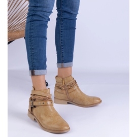 Botas planas marrons com um recorte e uma fivela marrom 1