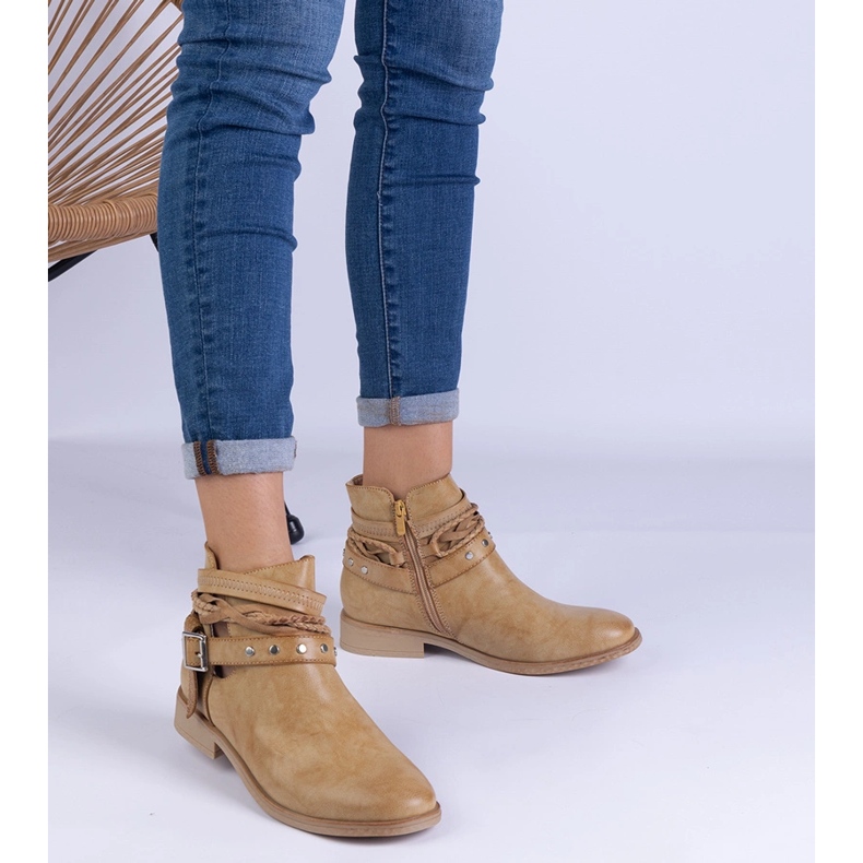 Botas planas marrons com um recorte e uma fivela marrom 1