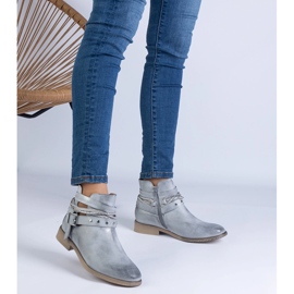 Botas planas prateadas com um recorte e uma fivela prata 1