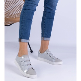 Os tênis femininos de prata presos com velcro 1