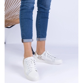 Tênis brancos femininos com gravação e brilho 1