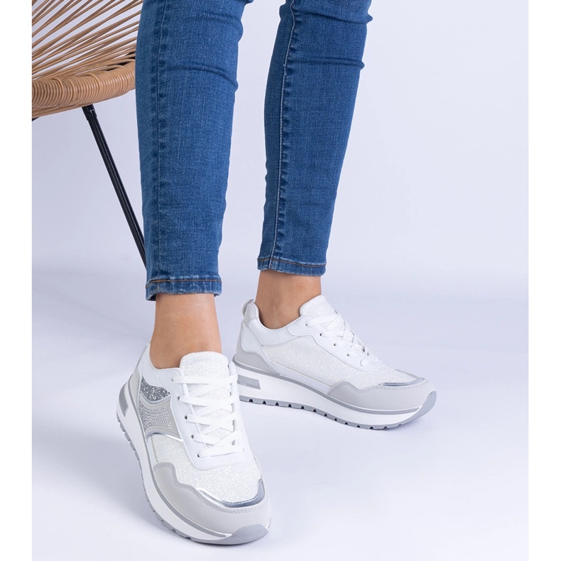 Tênis brancos decorados com glitter e zircões 1