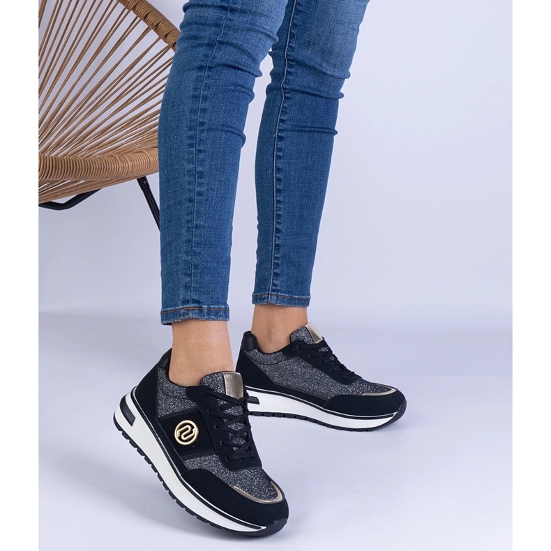 Tênis pretos brilhantes com uma decoração de ouro 1