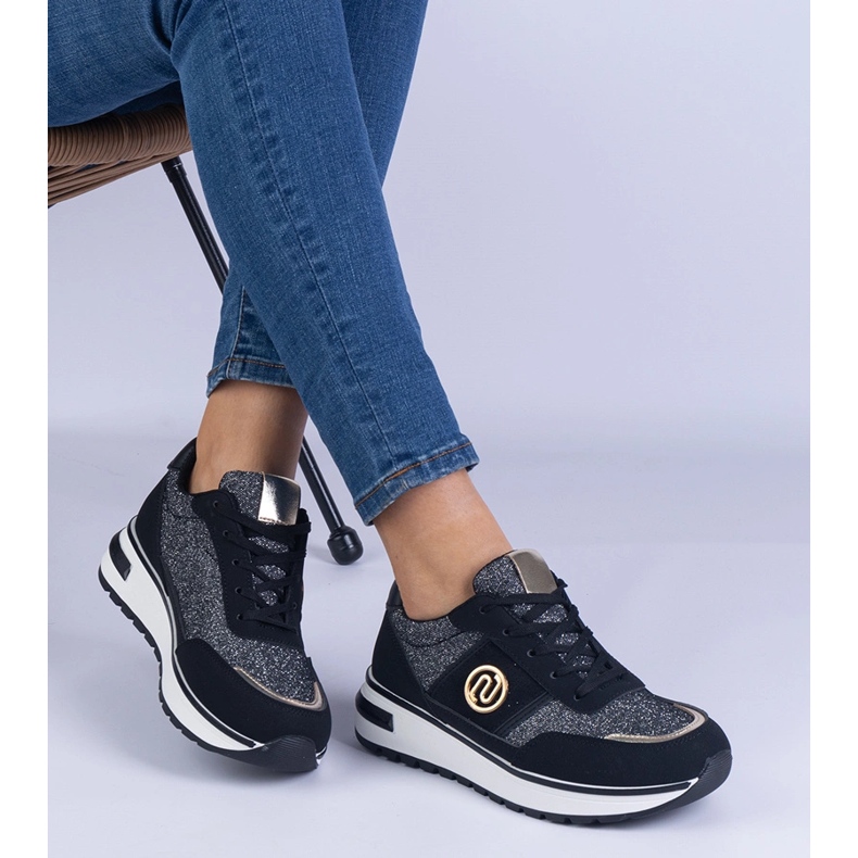 Tênis pretos brilhantes com uma decoração de ouro 2