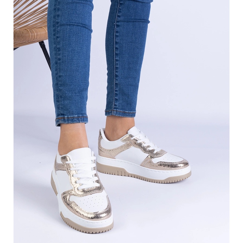 Tênis dourados em uma sola grossa 1