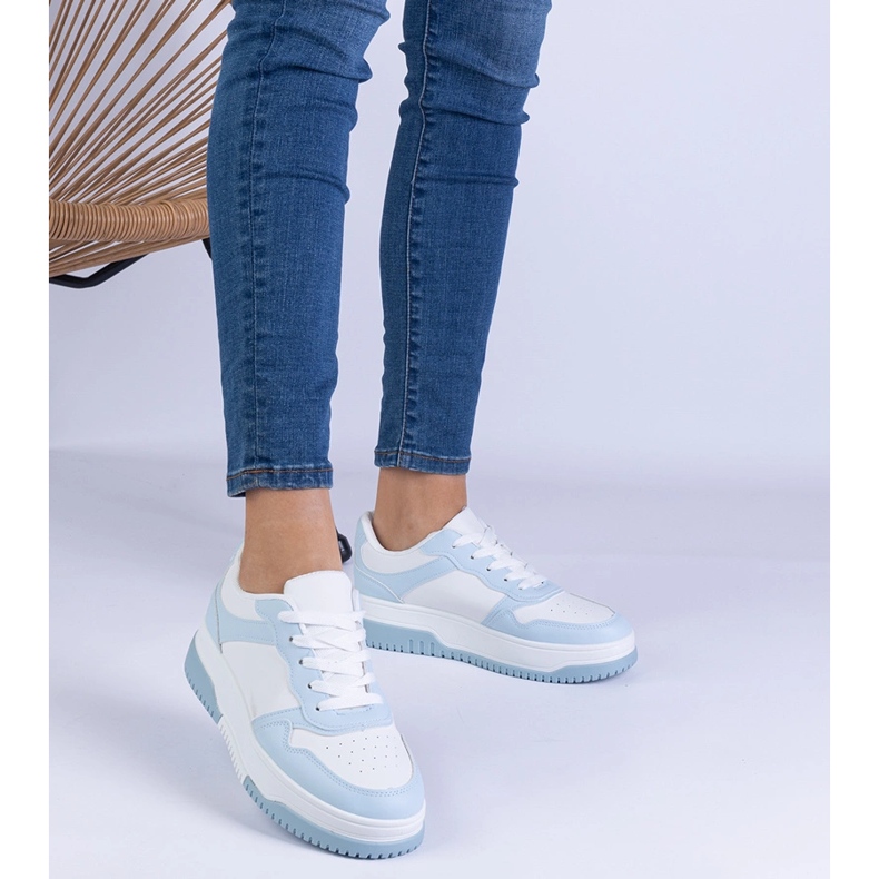 Tênis azuis em uma sola grossa azul 1