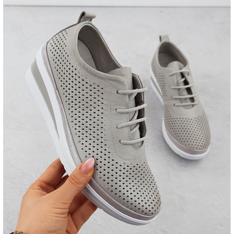 Sapatos esportivos femininos de couro em uma cunha aberta cinza T.SOKOLSKI W24-150 1
