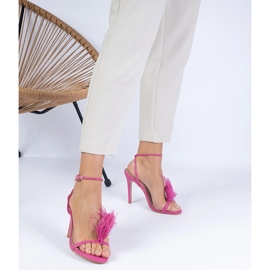 Sandálias rosa em um alfinete com penas 1 Sandálias rosa em um alfinete com penas 1