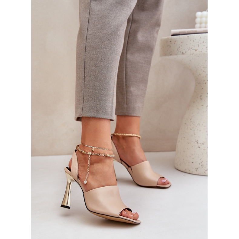 Sandálias de couro em um salto alto com uma pulseira decorativa de Chebello 4440 bege 2