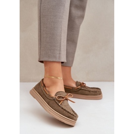 Mocas femininas em um verde escuro de sola plana 2