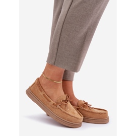 Mocas femininas em um camelo de sola plano castanho 1