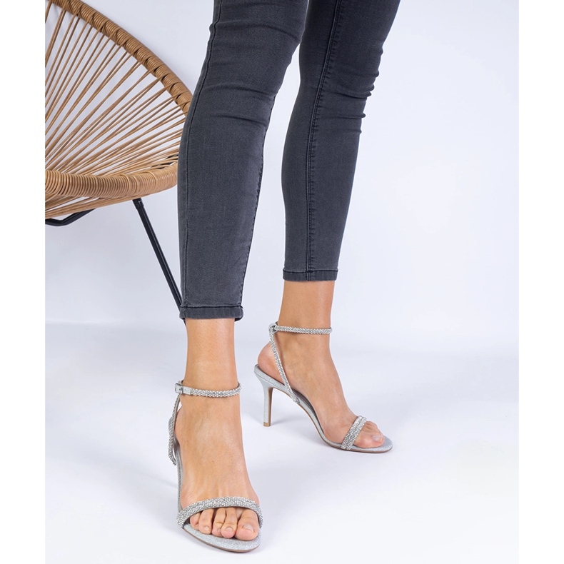 Sandálias elegantes de prata em um salto alto decorado com zircões 1
