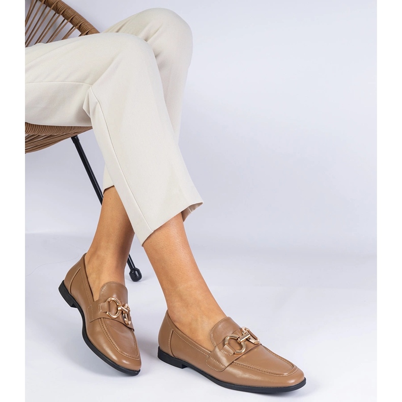Mocassins femininos marrons com uma decoração de ouro marrom 1