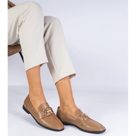 Mocassins femininos marrons com uma decoração de ouro castanho 2