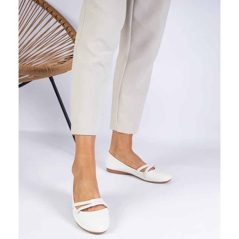 Ballerinas de mulheres brancas com um Matt Eco -Leather branco 1 Ballerinas de mulheres brancas com um Matt Eco -Leather branco 1