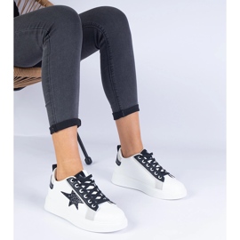 Tênis brancos decorados com uma estrela glitter 1 Tênis brancos decorados com uma estrela glitter 1