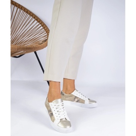 Tênis dourados com um motivo animal decorado com glitter 1