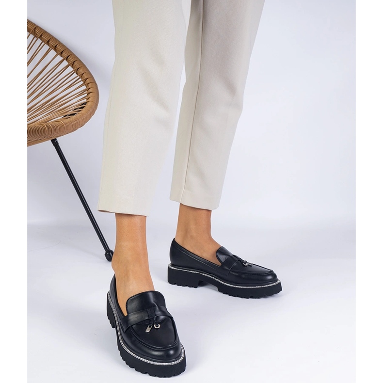 Mocassins pretos decorados com strass 1
