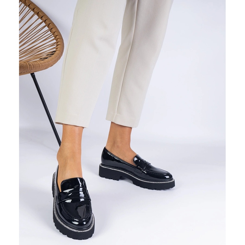 Mocas envernizados pretos decorados com zircões 1