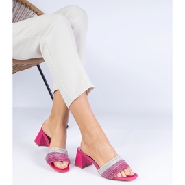 Chinelos elegantes rosa no pilar com zircões 1