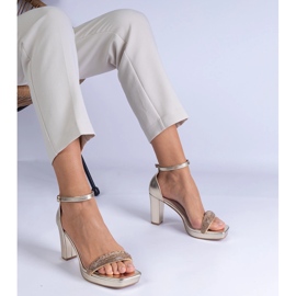 Sandálias elegantes douradas no pilar com zircões dourado 1 Sandálias elegantes douradas no pilar com zircões dourado 1