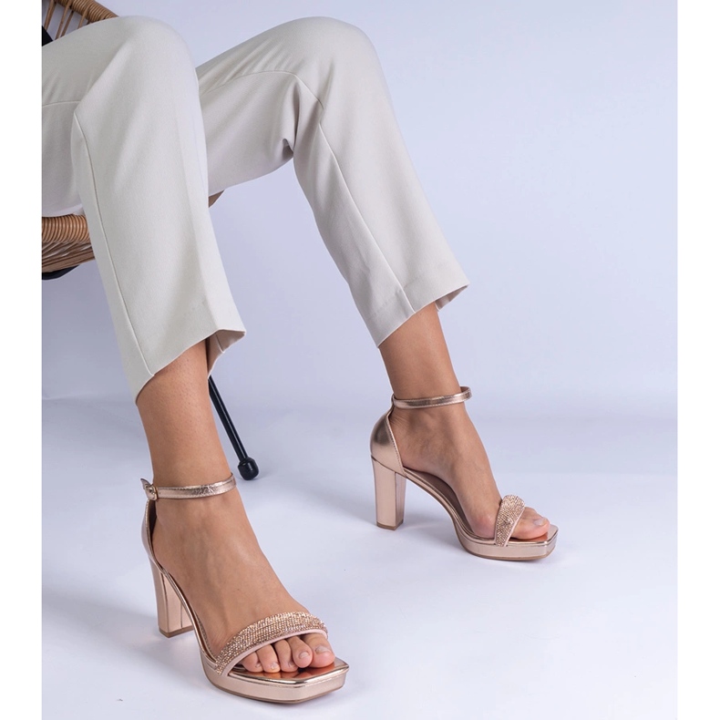 Sandálias elegantes de champanhe no pilar com zircões dourado 1