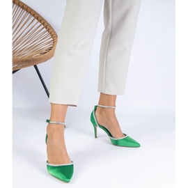 Bombas de cetim verdes decoradas com zircões 1