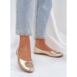 Bailarinas em uma sola plana com um ornamento dourado 2 Bailarinas em uma sola plana com um ornamento dourado 2