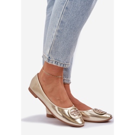 Bailarinas em uma sola plana com um ornamento dourado 1