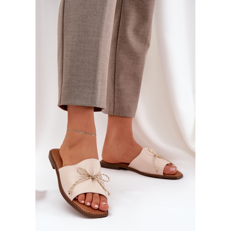 Solas planas com um arco bege decorativo 2