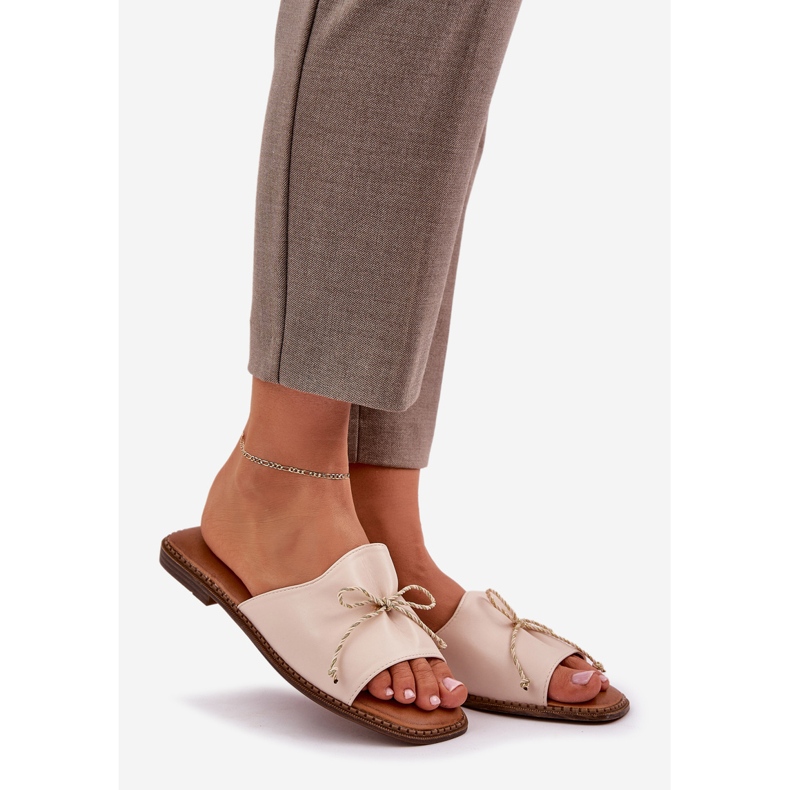 Solas planas com um arco bege decorativo 1