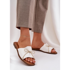 Chinelos de sola plana com um arco decorativo branco 2 Chinelos de sola plana com um arco decorativo branco 2