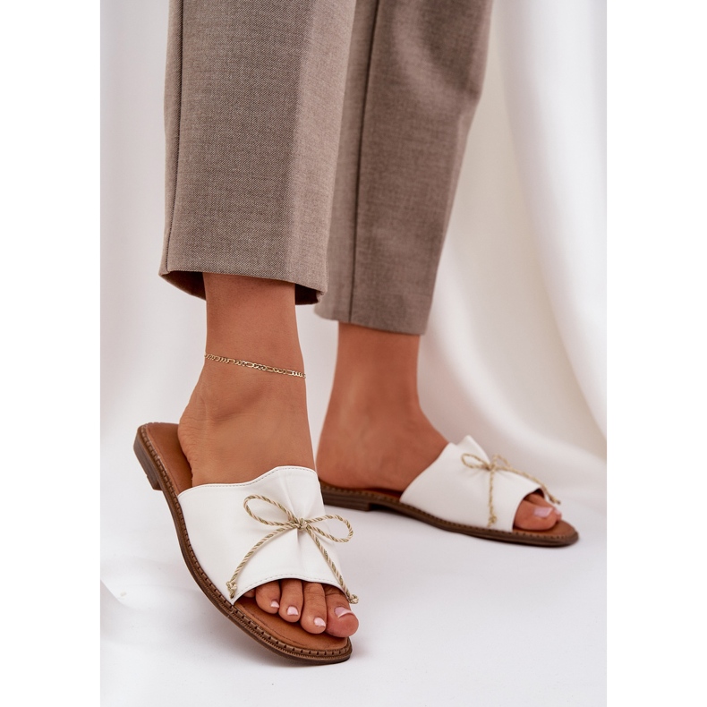 Chinelos de sola plana com um arco decorativo branco 2 Chinelos de sola plana com um arco decorativo branco 2