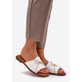 Chinelos de sola plana com um arco decorativo branco 1 Chinelos de sola plana com um arco decorativo branco 1